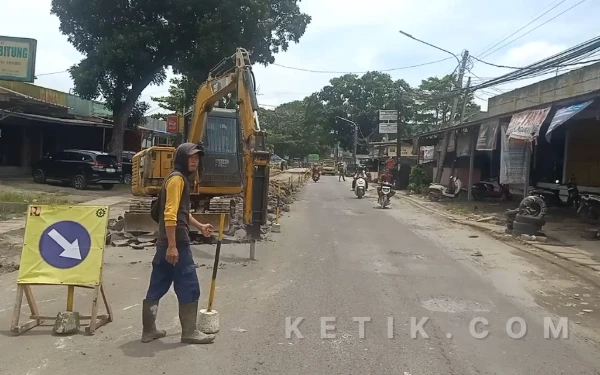 Thumbnail Berita - Perbaikan Jalan Nasional Rangkasbitung–Cikande, Dua Alat Berat Beroperasi