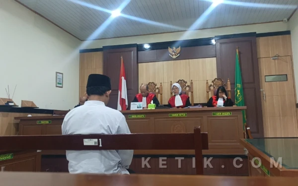 Thumbnail Berita - Pelaku Pembunuhan Sadis Agen Brilink Desa Imaan Gresik Divonis 18 Tahun Penjara