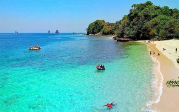 Thumbnail Berita - Pantai Tiga Warna, Pusat Konservasi Mangrove di Malang Selatan