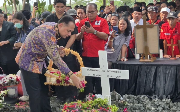 Thumbnail Berita - Wali Kota Surabaya Eri Cahyadi Dapat Wasiat Mendiang Adi Sutarwijono, Ini Isi Pesannya