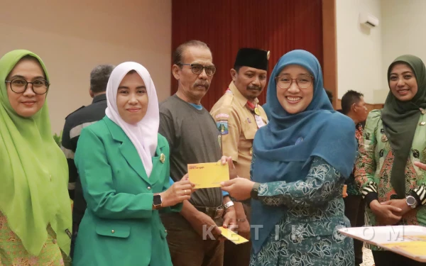 Thumbnail Berita - Ning Hani Ajak Warga Probolinggo Ubah Sampah Jadi Barang Bernilai Ekonomis Lewat Pelatihan Bank Sampah