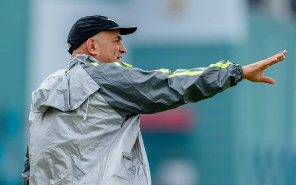 Thumbnail Head to Head Bernardo Tavares dan Paul Munster, Persebaya Siap Unjuk Kekuatan di GBT