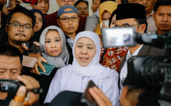 Thumbnail Berita - Hadiri Panggilan Tipikor, Gubernur Khofifah Tegaskan Tuduhan Terima Ijon Dana Hibah Tidak Benar