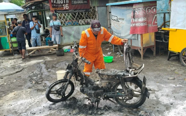 Thumbnail Berita - Motor Warga Bondowoso Terbakar di Depan SMPN 7 Jember, Ini Dugaan Penyebabnya