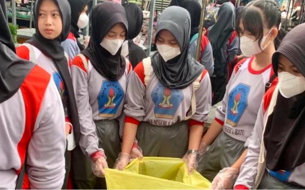 Thumbnail Berita - HPSN 2026 di Kota Batu, 500 Orang Turun Tangan Bersihkan Pasar Among Tani