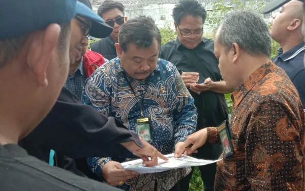 Thumbnail Berita - Hakim Tipikor Turun Ke Lapangan, Gelar Pemeriksaan Setempat di Aset Lahan Perkara Dugaan Korupsi Polinema