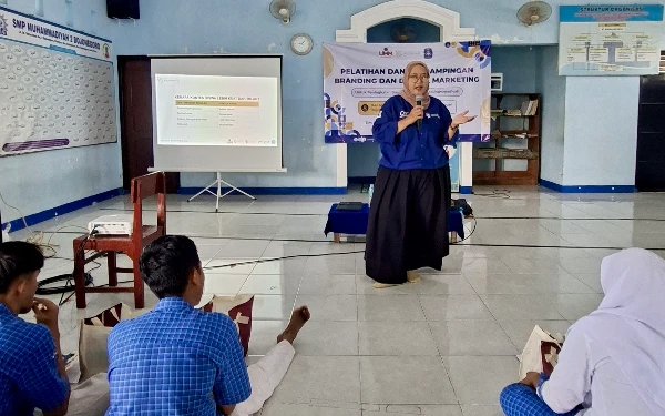Thumbnail Berita - Kenalkan SGC, Tim Komunikasi UMM Latih Branding Siswa SMAM 1 Bojonegoro