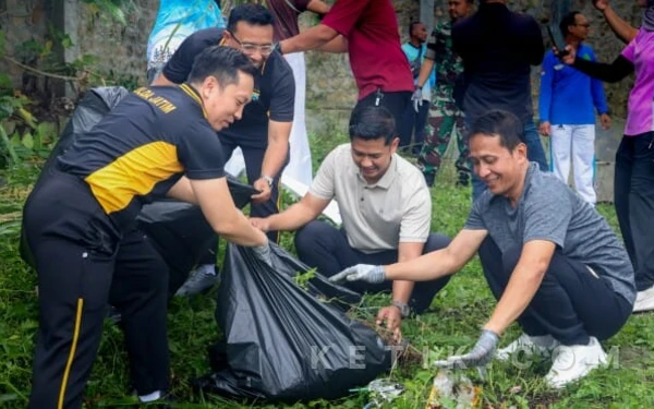 Thumbnail Berita - Pimpin Langsung Bersih-bersih Lingkungan, Bupati Setyo Wahono Ajak Bersama Wujudkan Bojonegoro ASRI