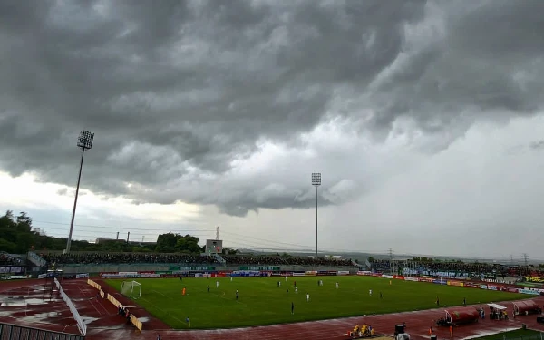 Thumbnail Berita - Prakiraan Cuaca Hari Ini 14 Februari 2026: Surabaya Hujan Ringan, Pasuruan Berawan