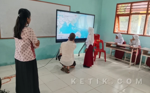 Thumbnail Berita - Mr. Lukas dari Cekoslowakia Ajak Siswa UPTD SPF Gunung Lagan 'Jelajahi' Dunia