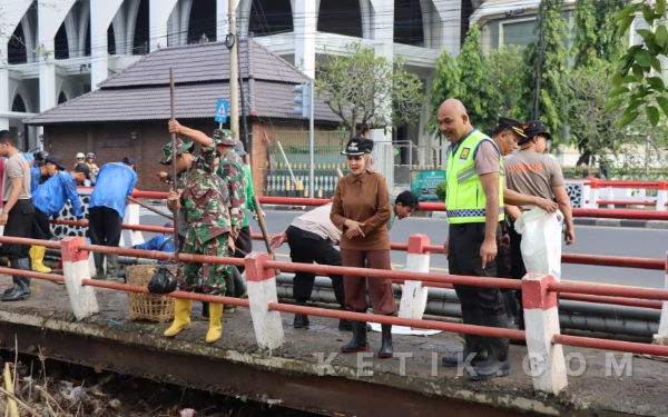 Thumbnail Berita - Turun ke Sungai, Kapolres dan Bupati Kendal Kompak 'Perangi' Gunungan Sampah