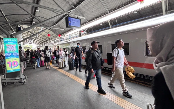 Thumbnail Berita - Arus Penumpang KAI Daop 8 Surabaya Melonjak 25 Persen di Awal Libur Imlek 2026