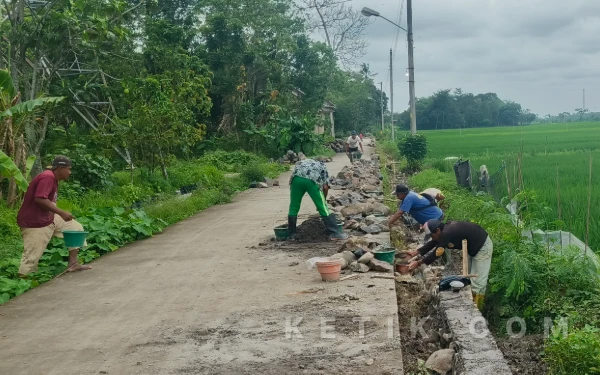 Thumbnail Berita - Proyek Talud di Tegalsuruh Pekalongan Disorot, Lebar Bangunan Diduga Tak Sesuai Spek