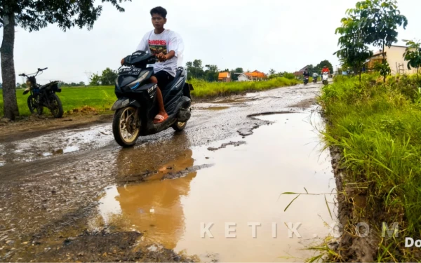 Thumbnail Berita - Musim Hujan, Jalan Limbangan Kersana di Brebes Rusak Parah Bak "Kolam Jebakan" bagi Pengendara