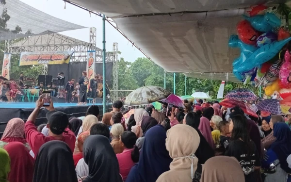 Thumbnail Berita - TMMD Ke-127 Hidupkan Budaya Lokal, 700 Warga Padati Pentas Kudalumping dan Reog di Gadungan Kediri