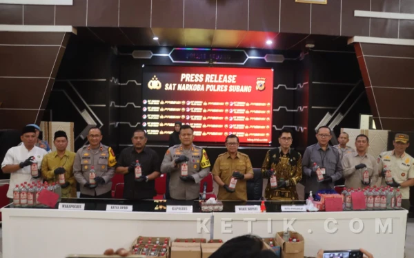 Thumbnail Berita - 9 Orang Tewas Akibat Pesta Miras Oplosan, Polres Subang Ringkus 2 Tersangka  ‎