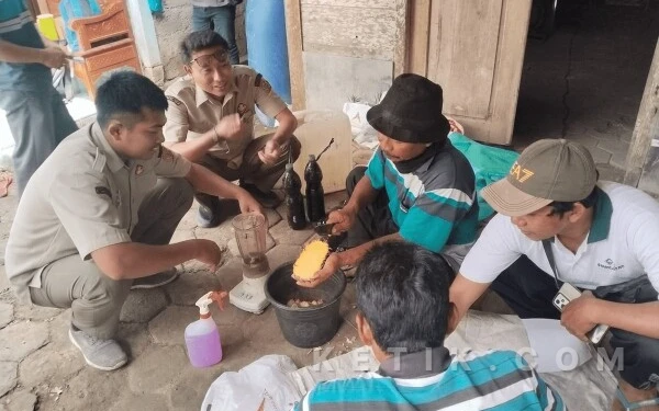 Thumbnail Berita - Kelompok Tani Desa Luwihaji-Ngraho Praktik Membuat Dekomposer, Langkah Nyata Jaga Kesuburan Tanah