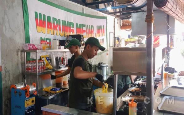 Thumbnail Berita - Nasi Genjes Empal Mulai Rp10 Ribu, Warung Mekar Jaya Jadi Jujukan Sarapan Viral di Malang