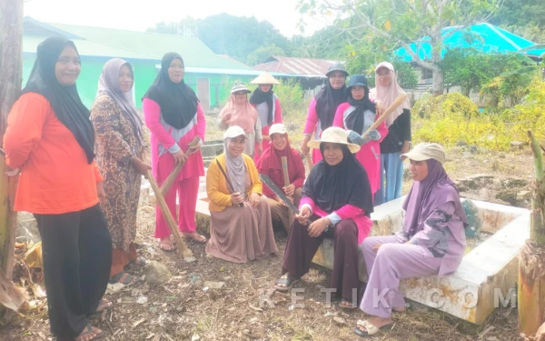 Thumbnail Berita - Sambut Ramadan 1447 H, PKK Desa Sambiki Bersihkan Makam Tertua Sejak 1930