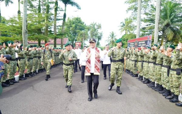 Thumbnail Berita - Datangi Brigif 18/ Trisula, Menkopolkam Beri Arahan dan Semangat Untuk Prajurit