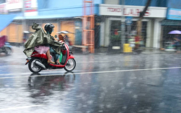 Thumbnail Berita - Prakiraan Cuaca Jakarta 16 Februari 2026 Hujan Ringan, Banjarbaru Cerah Berawan