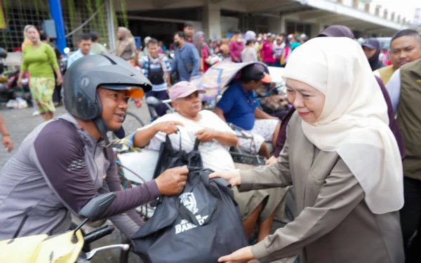 Thumbnail Sambut Ramadan, Gubernur Khofifah Bagikan Ratusan Sembako untuk Ojol dan Marbot di Surabaya