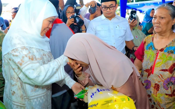 Thumbnail Berita - Harga Cabai Dijual Terjangkau! Pasar Murah Masjid Al-Akbar Diserbu, Gubernur Khofifah Perkuat Ketahanan Pangan