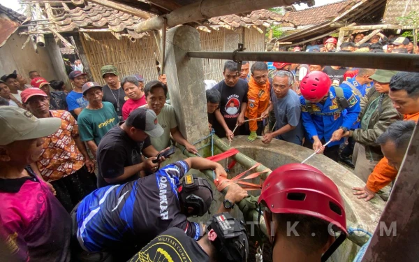 Thumbnail Berita - Jeritan dari Sumur Gegerkan Warga, Pria di Bondowoso Diselamatkan Tim Gabungan