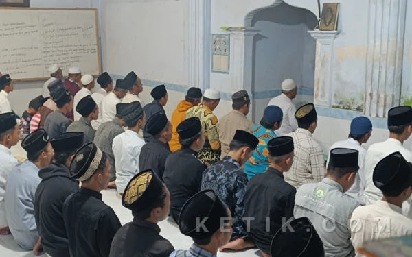 Thumbnail Berita - Ribuan Jemaah di Jember Mulai Puasa Ramadan 1447 H Lebih Awal, Ini Dasar Perhitungannya