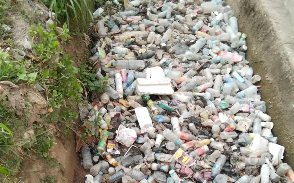 Thumbnail Berita - Selokan Tersumbat Sampah di Depan Mall Paragon Sorong, Pengunjung Keluhkan Bau Menyengat