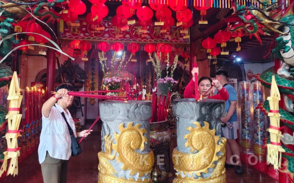 Thumbnail Berita - Perayaan Imlek 2577 di Kelenteng Cokro Surabaya Berlangsung Khidmat