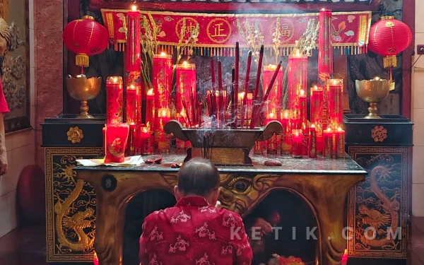Thumbnail Berita - [FOTO] Dupa yang Tak Pernah Padam, Potret Kekhusyukan Imlek 2026 di Kelenteng Cokro Surabaya