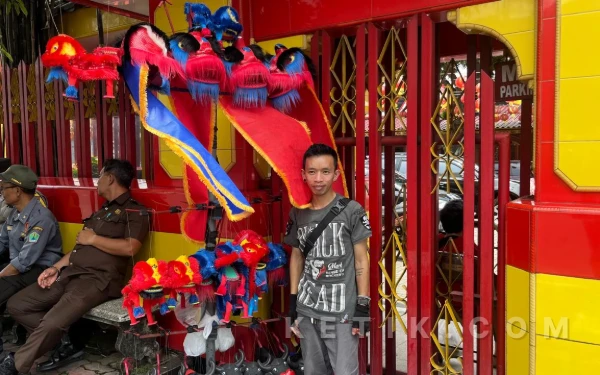 Thumbnail Berita - Kisah Joko Penjual Mainan di Klenteng Eng An Kiong Kota Malang, Mengais Rezeki dari Tradisi Tak Pernah Mati