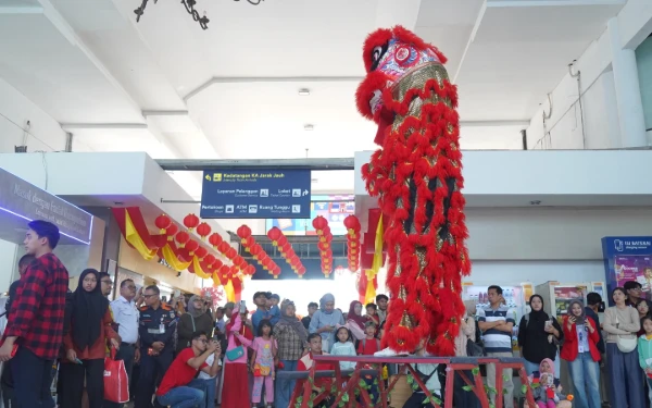 Thumbnail Berita - KAI Daop 8 Surabaya Meriahkan Imlek 2026 dengan Pertunjukan Barongsai dan Pembagian Jeruk