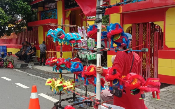 Thumbnail Berita - Barongsai Mini dari Muharto, Menjemput Berkah Imlek di Kelenteng Eng An Kiong Malang