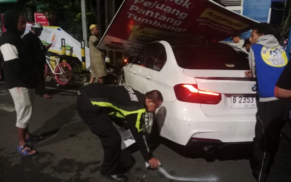 Thumbnail Berita - BMW Seruduk Yamaha di Jalan Letjen Sutoyo Malang, Satu Orang Terpental