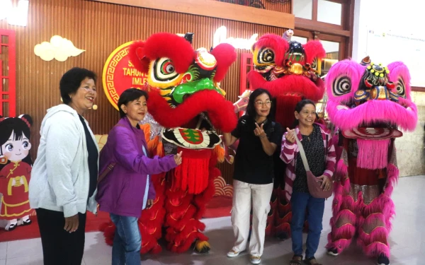 Thumbnail Berita - Imlek 2577 Kongzili di Stasiun Jember: KAI Daop 9 Suguhkan Barongsai dan 250 Dimsum Gratis untuk Penumpang