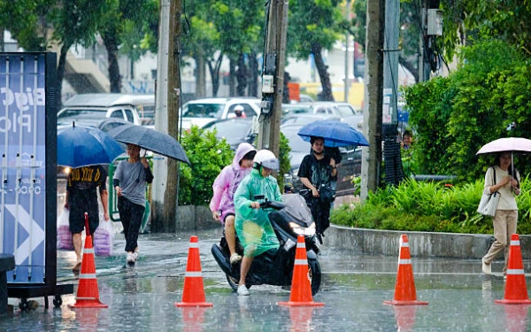 Thumbnail Berita - Jakarta Diguyur Hujan Ringan Pada 18 Februari 2026, Sejumlah Kota Lain Alami Cuaca Berbeda
