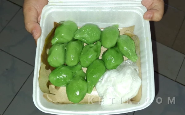 Thumbnail Berita - Setiap Gigitannya Bawa Nostalgia, Klepon Restu Bulang Tak Pernah Berubah Rasa Sejak Seperempat Abad Lalu