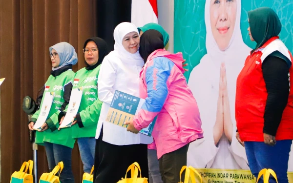 Thumbnail Berita - Gubernur Khofifah Berbagi Kebahagiaan! Sambut Ramadan, Salurkan  Bantuan 850 Bunda Ojol dan Ratusan Jemaah Islamic Center