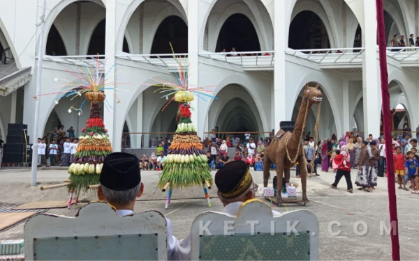 Thumbnail Berita - Ribuan Warga Rebut Berkah, Kemeriahan Gerebeg Gunungan Masjid Agung Kendal Sambut Ramadan 1447 H