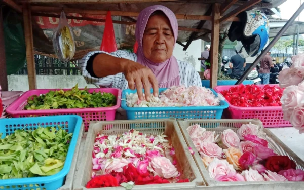 Thumbnail Berita - Tradisi Ziarah Ramadan, Berkah Melimpah bagi Pedagang Bunga di TPU Samaan Malang