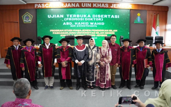 Thumbnail Berita - Dari Pendopo ke Mimbar Akademik, Bupati Bondowoso Gus Hamid Sabet Gelar Doktor dengan Cumlaude