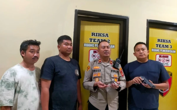 Thumbnail Berita - Demi Keamanan, Ketua Permaskot Palembang Serahkan Revolver Rakitan dan Airsoft Gun ke Polsek Ilir Barat 1