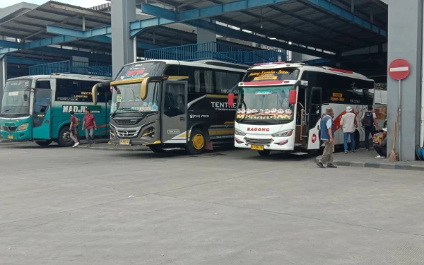 Thumbnail Berita - Puncak Arus Balik, 4.800 Penumpang Padati Terminal Arjosari dalam Sehari