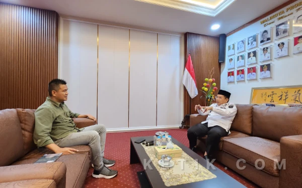 Thumbnail Berita - Wali Kota Probolinggo Aminuddin Terima CEO Ketik.com, Ajak Kolaborasi Media hingga Tawarkan Peluang Investasi