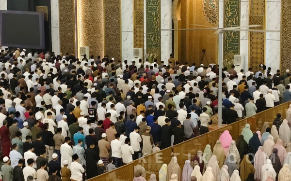5.000 Jemaah Laksanakan Salat Tarawih di Masjid Al Akbar Surabaya