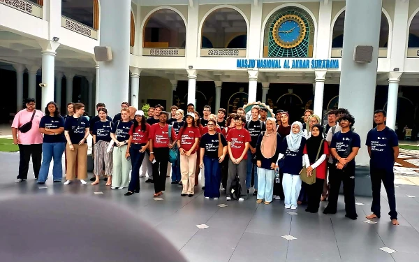 Thumbnail Berita - Arsitektur Megah, 39 Mahasiswa Asing Terpukau Masjid Al-Akbar Surabaya