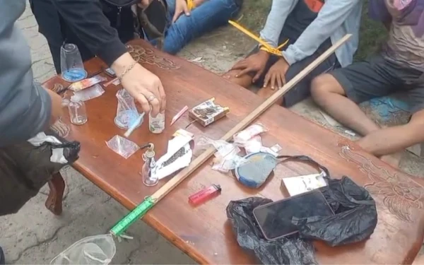 Thumbnail Berita - Sempat Dihadang Warga, Penggerebekan Kampung Narkoba di Palembang Sita Ganja dan Tangkap Lima Terduga Pelaku