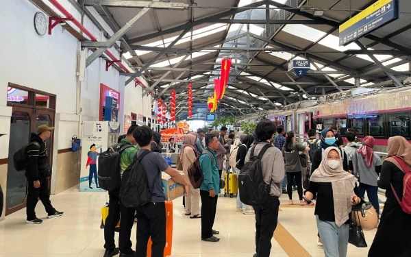 Thumbnail Berita - Alami Lonjakan Penumpang Selama Libur Panjang Imlek, KAI Daop 8 Layani Lebih dari 215 Ribu Penumpang